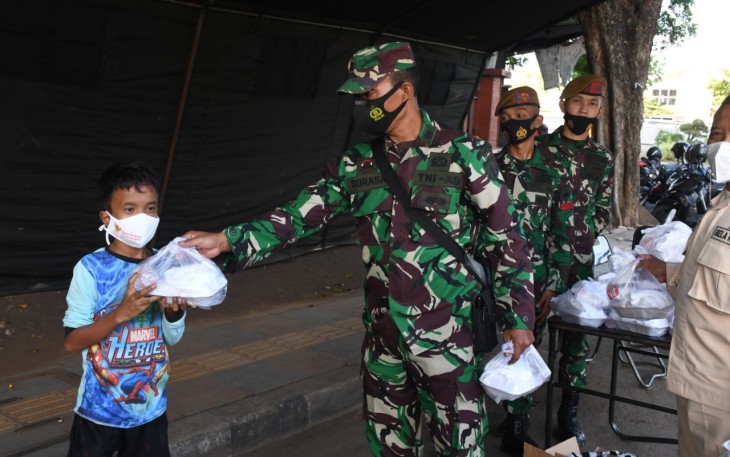 Prajurit Kodam IV/Diponegoro bersama jajaran Polda Jateng kepada masyarakat dan pengendara jalan, jelang berbuka puasa, di Jl. Menoreh pertigaan Jembatan Besi Kel. Bendan Duwur, Minggu, (9/5/2021)