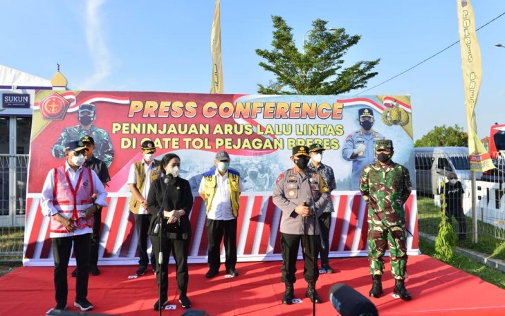 Kapolri Jenderal Pol Listiyo Sigit bersama dengan Panglima TNI melakukan peninjauan di Gerbang Tol Pos Penjagaan, Brebes, Minggu Siang ini, (9/5/21). Bersama ketua DPR RI dan beberapa menteri.