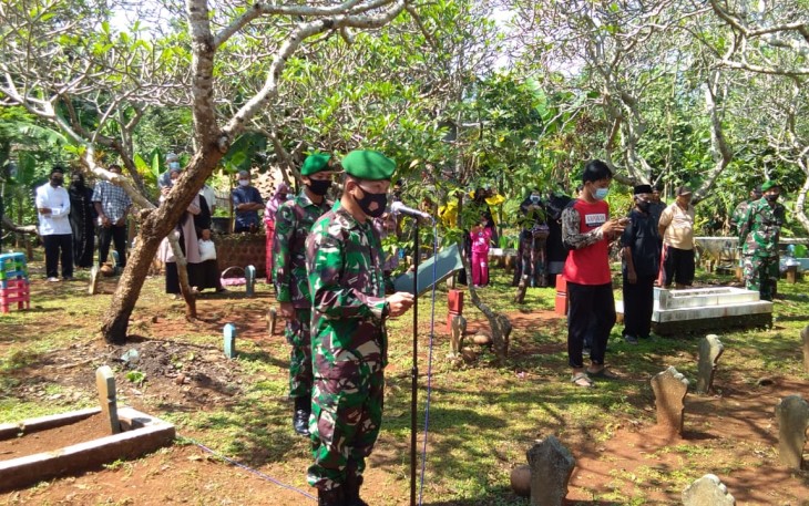 Kodim 0736/Batang menggelar prosesi pemakaman Veteran Kemerdekaan RI Tahun 1945 secara militer yang dimakamkan di Pemakaman Muslim, Desa Simbang Desa, Kecamatan Tulis, Kabupaten Batang, Senin (10/5/21) pagi. 