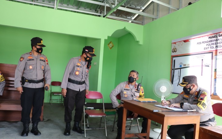 Kapolres Kendal beserta PJU Polres Kendal melaksanakan Pengecekan kesiap  siagaan angggota yang melaksanakan tugas di Pos pengamanan (Pospam) maupun Pos pelayanan (Posyan), Senin (10/05/2021) 