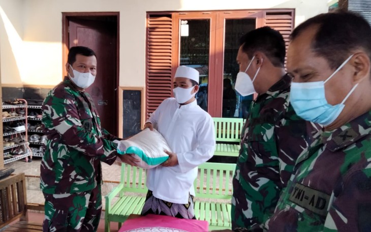 Komandan Kodim 0736/Batang Letkol Arh Yan Eka Putra melaksanakan kunjungan silaturahmi serta Bhakti sosial dengan pimpinan ponpes Darul Ullum di Pondok Pesantren Desa Tragung, Kecamatan Kandeman, Kabupaten Batang, Senin (10/5/21) sore.
