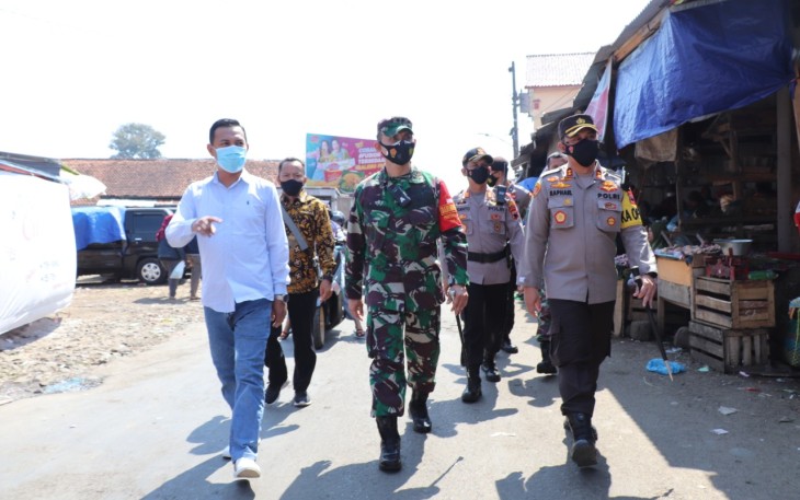 Forkompinda Kendal monitoring harga kebutuhan pokok di Pasar Boja, Selasa 11/5/2021