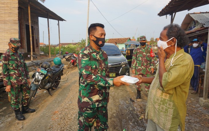 Para Babinsa jajaran Kodim 0736/Batang dan Bhabinkantibmas jajaran Polres Batang bersama Kepala Staf Mayor Kav Haryono di dampingi Pasiter Kapten Inf Winarno membagikan masker  dan takjil kepada masyarakat kurang mampu terdampak Covid- 19.