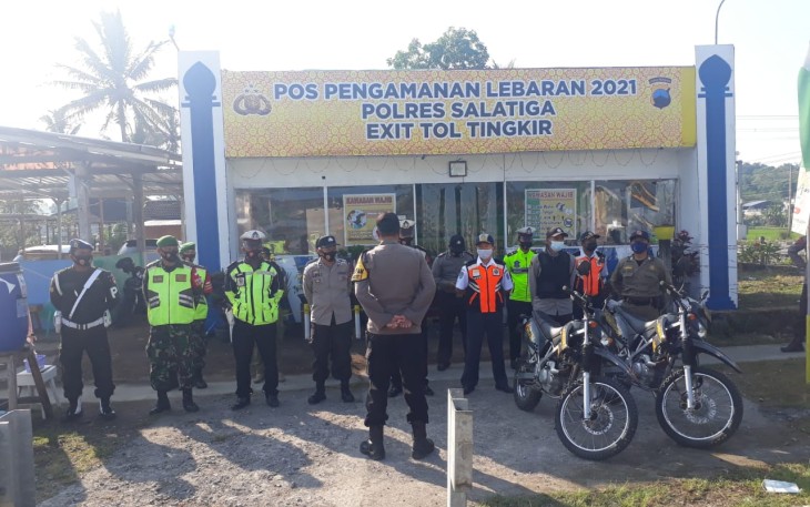 Babinsa Koramil 16/Tingkir Kodim 0714/Salatiga  yang di pimpin oleh Serma Sijan berserta 2 rekan Babinsa bergabung dalam Tim penyekatan arus mudik yang berlokasi di Exit Tol Tingkir Salatiga. Sabtu (15/05/2021)