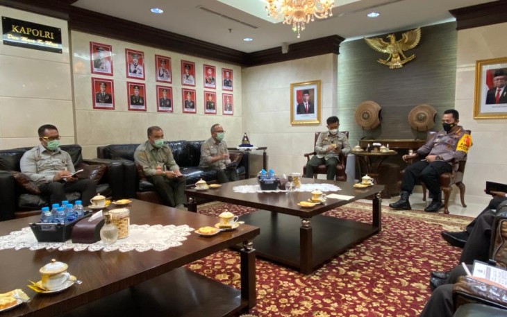 Kapolri Jenderal Listyo Sigit Prabowo menerima audiensi Menteri Pertanian Syahrul Yasin Limpo bersama jajaran di Ruang Rapat Kapolri, Mabes Polri, Jakarta, Senin (17/5). 