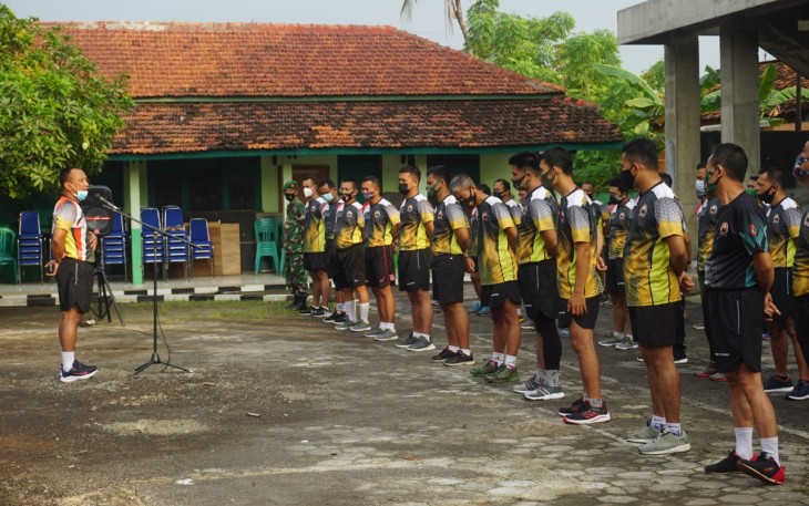 TNI dan PNS Kodim 0736/Batang melakukan aktivitas tugas sehari hari. Terlebih dahulu Prajurit maupun PNS melaksanakan apel pagi yang dipimpin oleh Pasilog Kapten Inf Sugito dihalaman Makodim, Selasa (18/5/21)