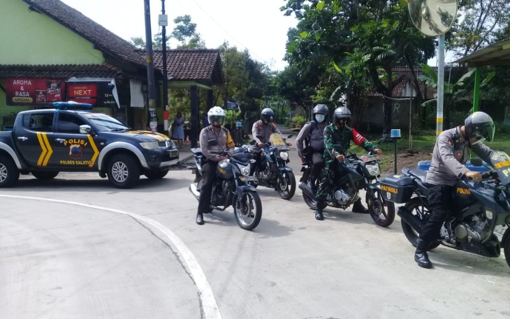Koramil 16/Tingkir bersama Polsek Argomulyo melakukan patroli  antisipasi adanya warga yang menyalakan petasan, di wilayah Kecamatan Argomulyo, Salatiga. Kamis (20/05/2021)