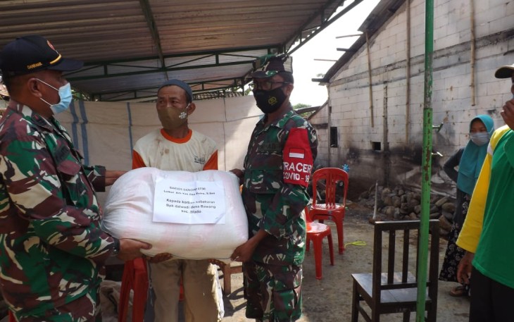 Kodim Batang. Dengan melalui Koramil 09/Blado, dipimpin langsung oleh Danramil Kapten Cba Suwanto penyaluran bantuan berupa beras diserahkan kepada pihak korban kebakaran yang berada di Dukuh Wonolobo, Desa Bawang, Kecamatan Blado, Kabupaten Batang, pada jumat  (21/5/21) pagi. 