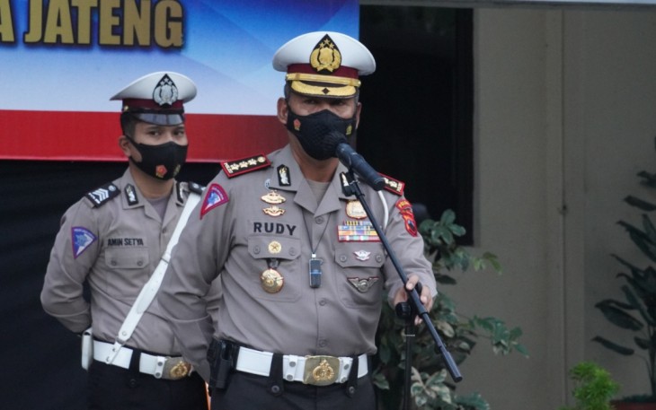 Dirlantas Polda Jateng Kombes Pol M. Rudy Syafirudin, SIK, SH saat Apel Sosialisasi program WBK (Wilayah Bebas Korupsi) dalam menuju WBBM (Wilayah Birokrasi Bebas Melayani) yang dilaksanakan di Halaman Mako Ditlantas Polda Jateng, Selasa (25/05/2021).  