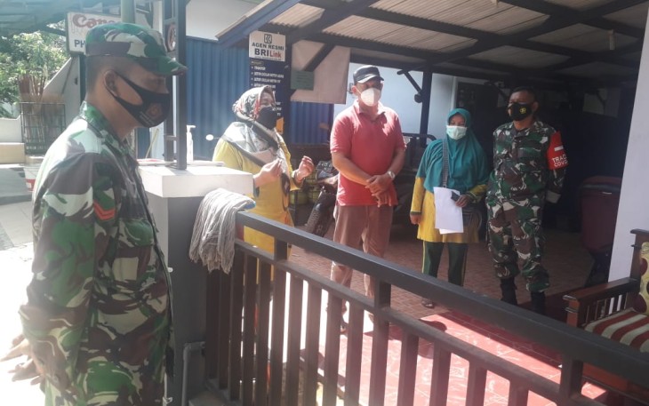 Babinsa Koramil 11/Warungasem mendampingi Tim Contact Tracing dari Puskesmas Warungasem melaksanakan tracing warga terkonfirmasi positif Covid -19 dan kontak erat di Desa Sawahjoho, Kecamatan Warungasem, Kabupaten Batang, Jumat (28/5/21)