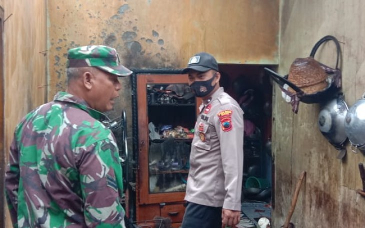 Babinsa Koramil 02/Limpung langsung meninjau lokasi kebakaran 