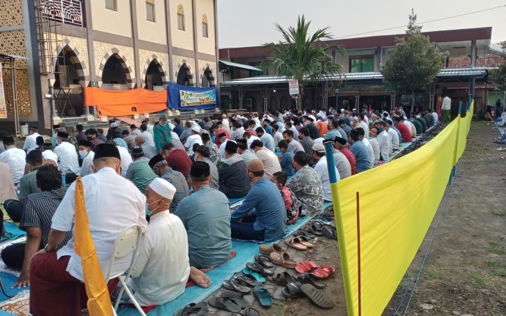 Masyarakat melaksanakan Sholat Id di pelataran Masjid  Al- Huda Weleri, Kamis 13/5/2021