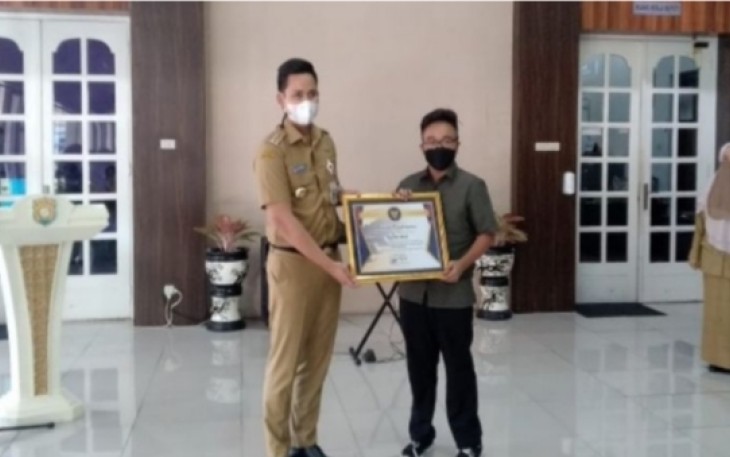  Bupati Kendal, Dico M Ganinduto menerima sertifikat dan piagam yang diraih oleh Jefri di tingkat internasional di Paringgitan Kendal, Senin (10/5/2021).