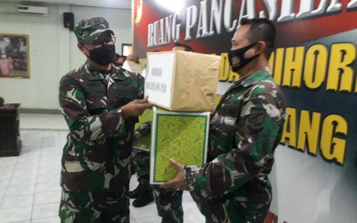 Komandan Kodim 1310/Bitung Letkol Inf Benny Lesmana SE MHan Memberikan Tunjangan Hari Raya