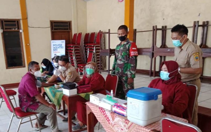 Sertu Kumedi melaksanakan pendampingan vaksinasi