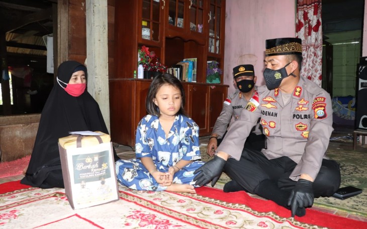 Kapolres Karimun Kunjungi Anak Korban Laka Lantas dan Berikan Bakti Sosial