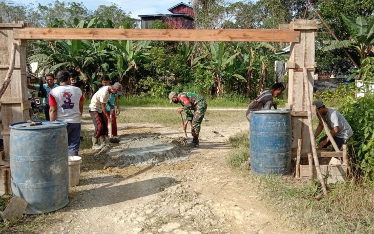 Babinsa Koramil 1206 - 05/Embaloh Hulu Bantu Warga Dirikan Gapura