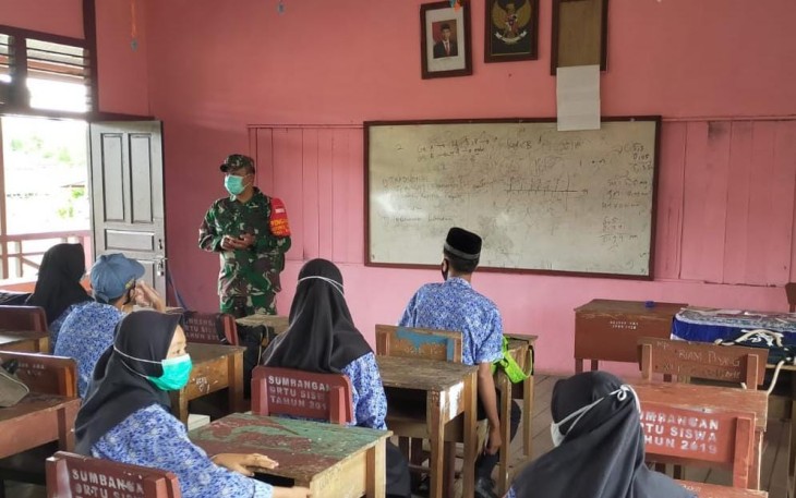 Peduli Pendidikan, Babinsa Ramil 1206 - 08/ Bunut Hilir Bantu Mengajar Siswa Siswi di Pedalaman