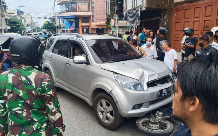 Terobos Lampu Merah Pengendara Motor Jatuh Dihantam Mobil