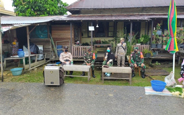 Terus Cegah Covid-19, Babinsa Kodim 1206-02/Semitau Bersama satgas covid19 Berikan Himbauan Tentang Disiplin Protkes