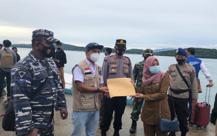 Polres Lingga Bersama TNI Kawal Kedatangan Vaksin Covid-19