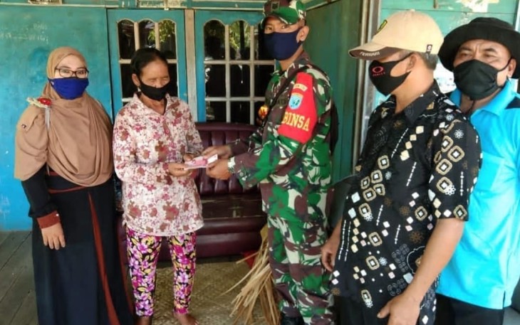 CEGAH PENYEBARAN COVID19, BABINSA KORAMIL 12/KALIS BAGIKAN BLT DD SECARA DOOR TO DOOR