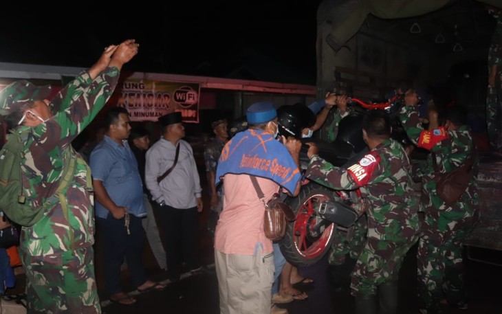 Babinsa 1206-12/Manday Sigap Dalam Memberi Bantuan Warga Yang Terdampak Banjir