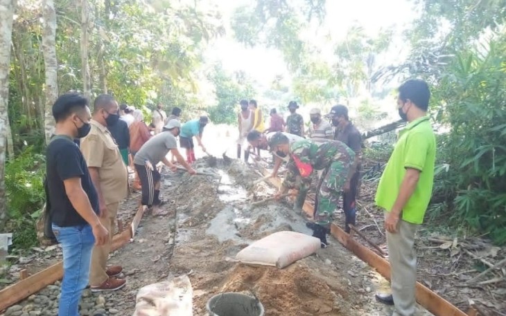 BABINSA KORAMIL EMBALOH HULU BANTU WARGA COR JALAN DESA