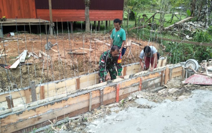 Wujud Nyata Kebersamaan TNI-Rakyat, Babinsa Bantu Pengecoran Rumah Warga