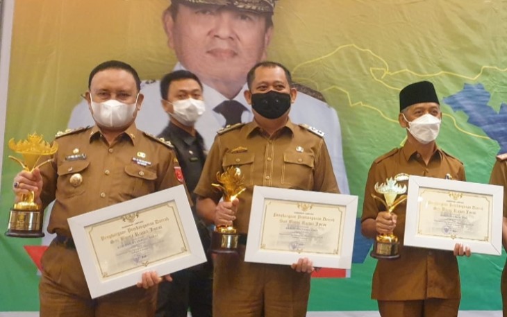 Pemkab Lambar Raih Penghargaan Terbaik I Dalam Perencanaan dan Pencapaian Pembangunan Daerah