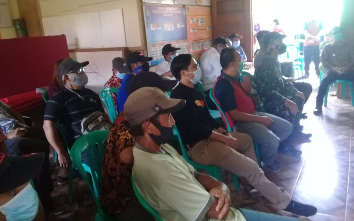 Babinsa Menjalin Laksanakan Komsos dengan Masyarakat di Desa Binaan