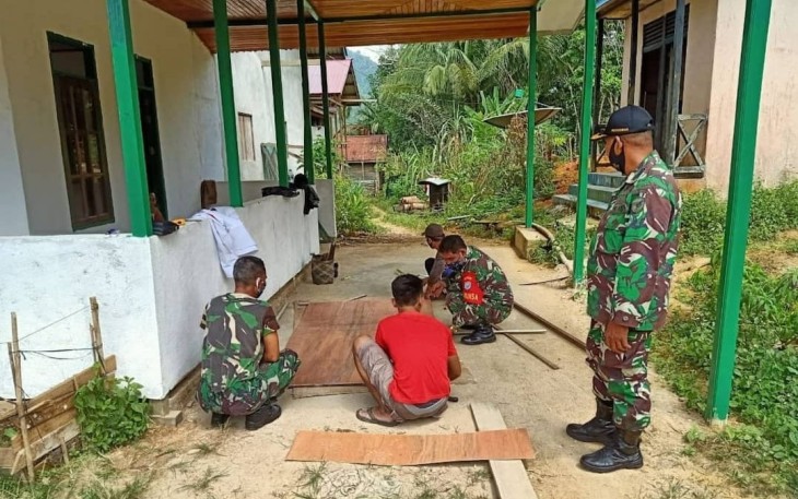 Danramil Dan Babinsa Melakukan Perbaikan Posko Covid