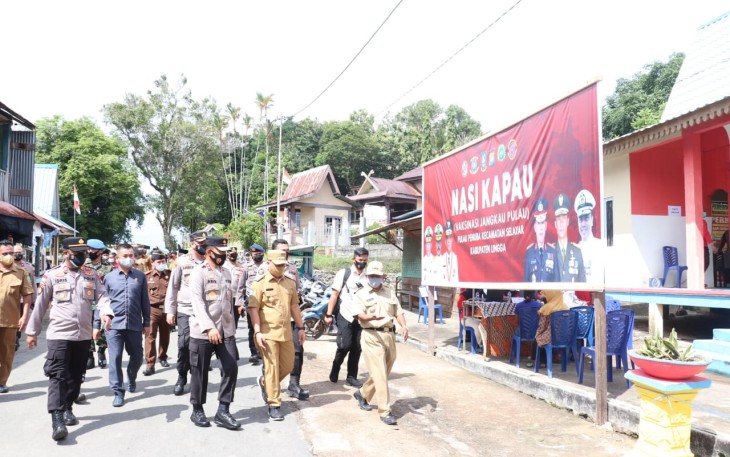 Kapolda Kepri Irjen Pol Dr Aris Budiman MSi Tinjau Langsung Pelaksanaan Program Nasi Kapau di Kabupaten Lingga 