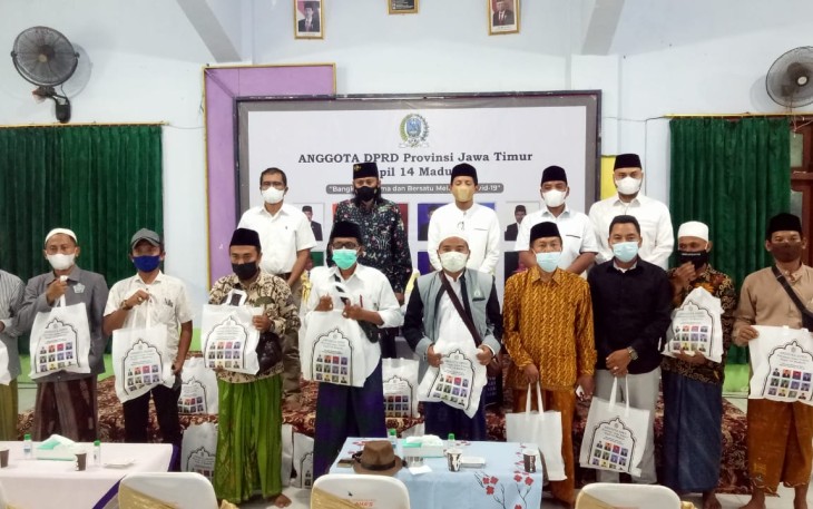Anggota DPRD Jatim Dapil XIV Bagikan Vitamin ke Masyarakat Bangkalan 