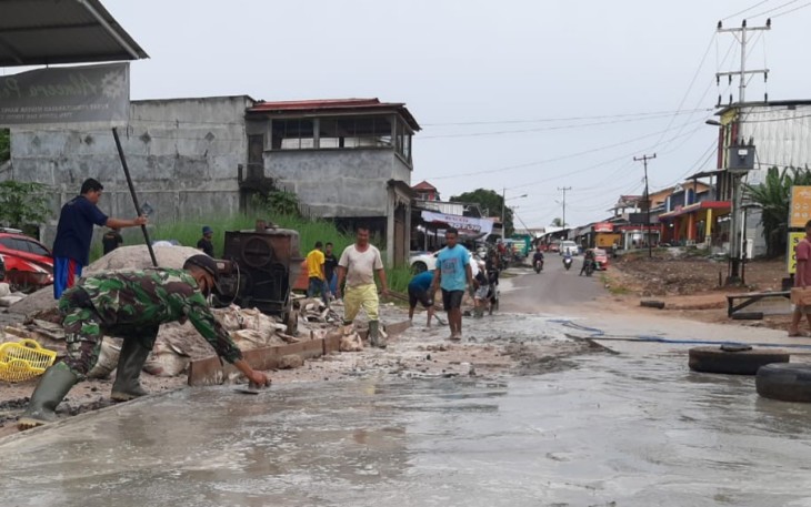 Bersama Warga Babinsa Manismata Gotong-Royong Perbaikan Jalan.