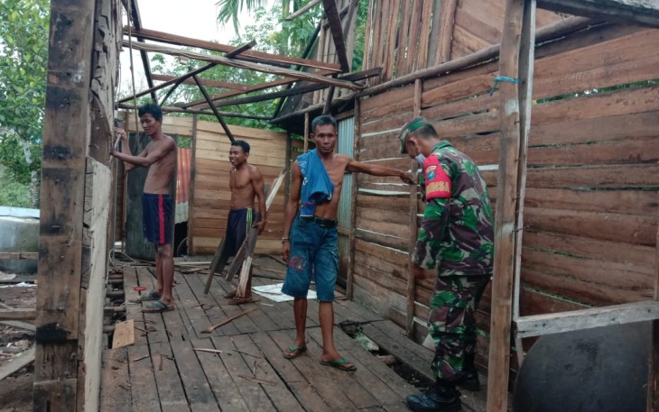 Babinsa Kodim 1201/Mph Rehab Rumah Seorang Nenek di Sungai Pinyuh 