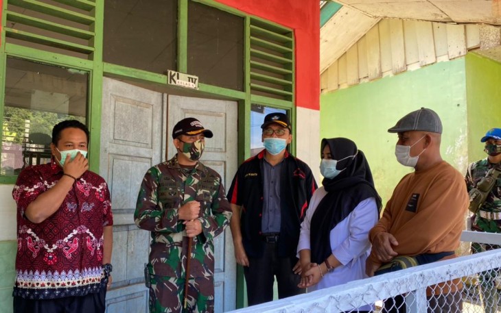 Dandim 0423 Letkol Agung P Saksono didampingi Kepala Dinas Pendidikan Agus Hariyanto dan Kades Lebong Tandai Supriyadi B memantau rehab gedung SD 61
