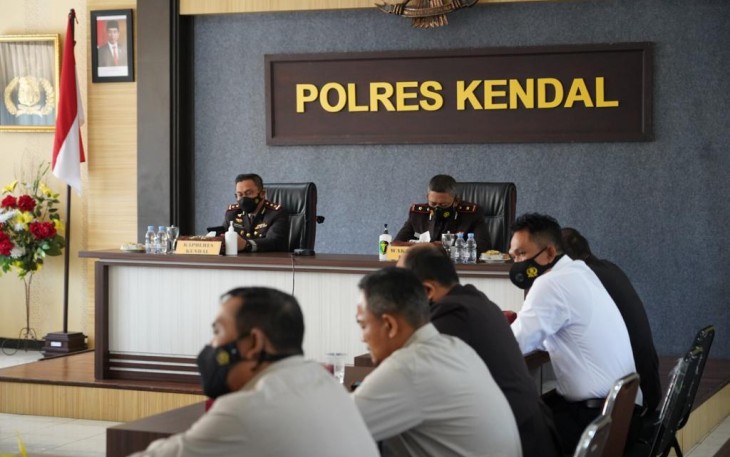 Polres Kendal melaksanakan Vicon di Aula Polres Kendal pada tanggal 1/6/2021.