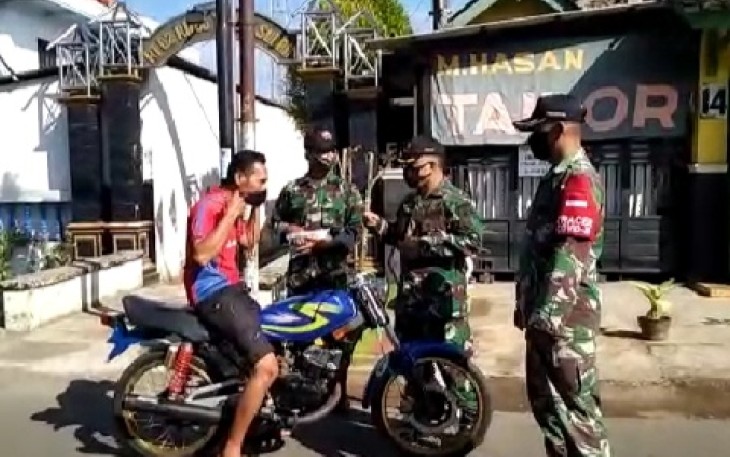 Satuan petugas Covid- 19 terus melakukan pencegahan penyebaran virus,   seperti Koramil 01/Subah menggelar operasi yustisi di Jalan Desa Gunungsari,  Desa Subah, Kecamatan Subah, Kabupaten Batang, Jawa Tengah, Selasa (1/6/21)