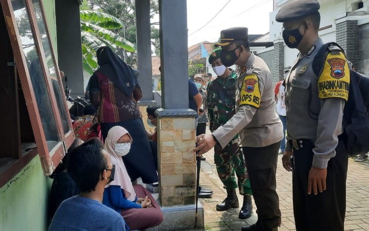 Kapolres Pekalongan Kota AKBP M Irwan Susanto, S.I.K, SH, MH bersama dengan Forkopimda melaksanakan  pemantuan langsung Tracking dan Swab warga Kelurahan Bandengan dan Kelurahan Padukuhankraton Kecamatan Pekalongan Utara, yang kontak erat dengan warga yang terkonfirmasi positif Covid-19, Kamis (3/06/2021) siang.