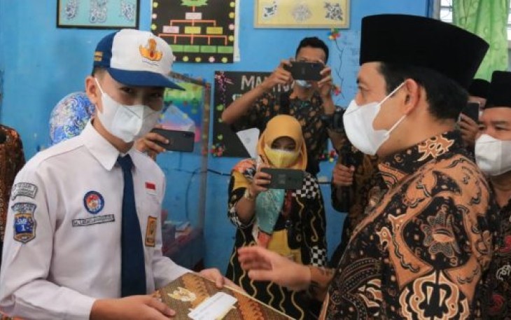 Wakil Walikota Bengkulu Dedy Wahyudi melepas perpisahan siswa-siswi kelas IX Sekolah Menengah Pertama (SMP) se-Kota Bengkulu yang diwakilkan beberapa siswa-siswi berprestasi di Kota Bengkulu.
