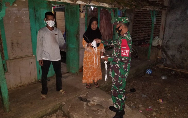 Patroli malam Babinsa secara door to door datangi warga dengan membagikan masker gratis yang dilaksanakan di Desa Binaan, Desa Kebumen, Kecamatan Tulis, Kabupaten Batang, Jumat (4/6/21) malam.