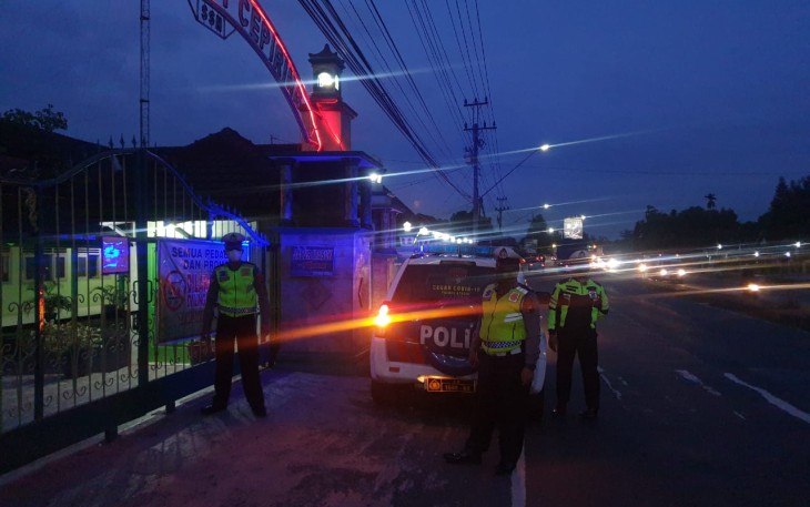 Satlantas Polres Kendal melaksanakan patoli guna mencegah konvoi sepeda motor yang meresahkan pada hari Jum'at sore hingga malam tanggal 4/6/2021.