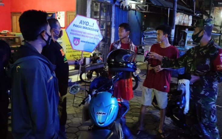 Babinsa Koramil 06/Tersono Peltu Arifin dan satu orang Babinsa melaksanakan PPKM Mikro dengan menghimbau serta membagikan masker kepada masyarakat disepanjang Jalan Raya Komplek Pasar Tersono, Kecamatan Tersono, Kabupaten Batang, pada minggu (6/6/21) malam.