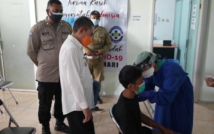 Bupati Haryanto tinjau langsung vaksinasi untuk TKI