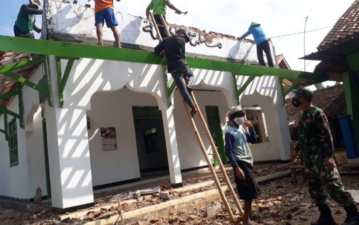 Kehadiran Babinsa di tengah - tengah masyarakat wujudkan kebersamaan dalam membantu warga, Peltu Kusdiyanto bersama anggota   Koramil 12/Tulis melaksanakan kerja bakti merenovasi Mushola Nurul Hikmah, Desa Jolosekti, Kecamatan Tulis, Kabupaten Batang, pada Jumat (11/6/21)