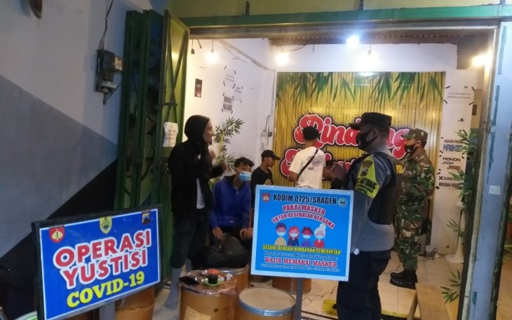 Anggota Koramil 07/Ngrampal bersama Anggota Polsek Ngrampal  melaksanakan kegiatan Patroli dalam rangka Penegakan PPKM