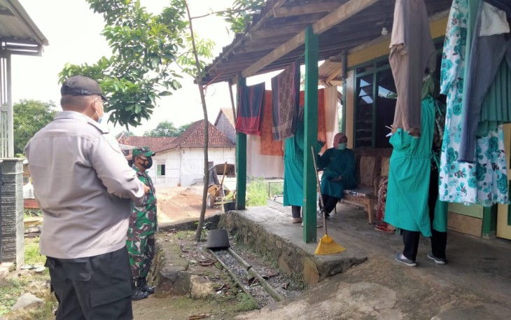 Bhabinkamtibmas, Babinsa Serda Andi Arifin dan Bidan Desa Fitriyaningsih Utami, Amd.Keb melaksanakan pengamanan dan pendamping kegiatan tracking  Desa Penjalin Kecamatan Brangsong Kabupaten Kendal pada Hari Selasa, 15/6/2021.