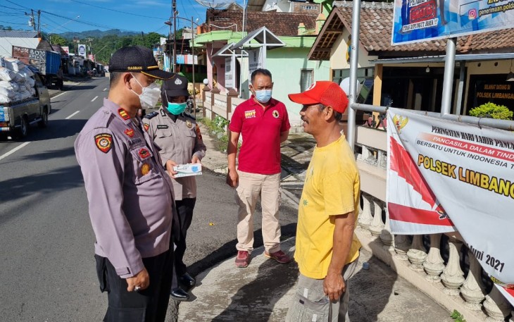 Kapolsek Limbangan IPTU Rasban S.H. beserta jajarannya laksanakan operasi Yustisi dalam rangka pencegahan dan pengendalian Covid 19 di depan Mapolsek Limbangan pada hari Rabu 16/6/2021.
