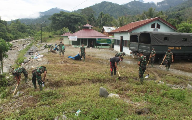 Satgas TMMD bersinergi gotong-royong membangun rumah dalam program TMMD Reguler ke-111 Kodim 0108/Agara Rehap Rumah Tidak Layak Huni (RTLH) di Desa Peseluk Pesimbe Kecamatan Deleng Pokhkisen Kabupaten Aceh Tenggara, Rabu (16/06/2021).